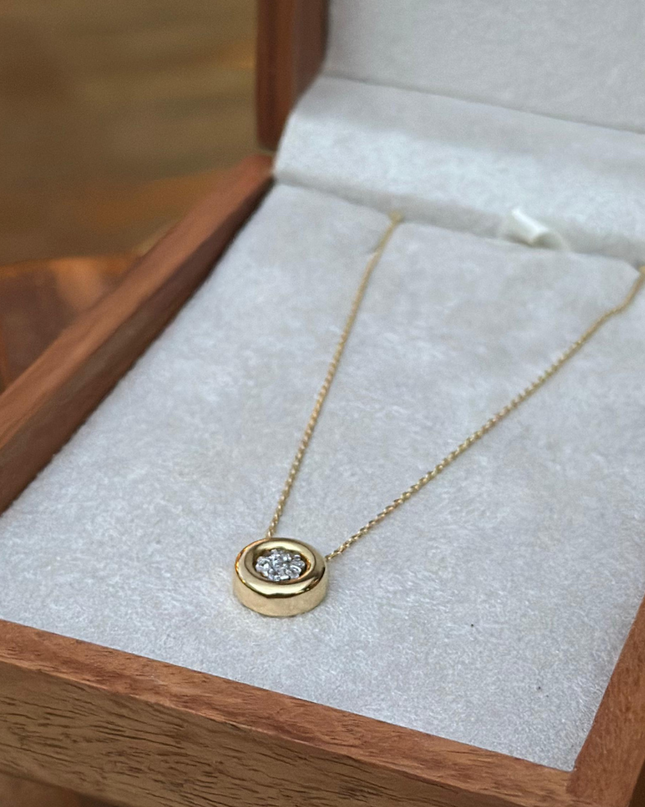 Colar Ponto de Luz com Sete Diamantes no Pingente