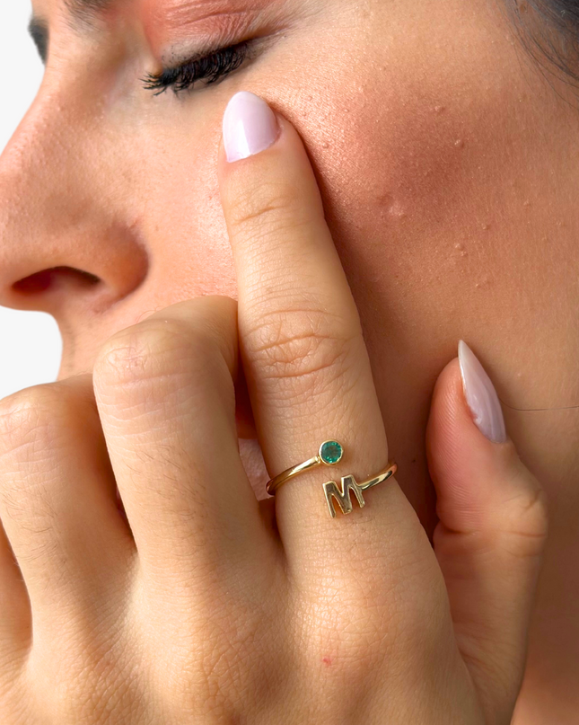 Anel Personalizado com  Esmeralda em Ouro Amarelo 18K