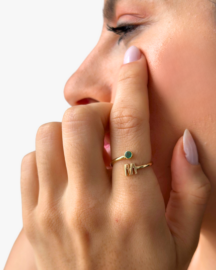 Anel Personalizado com  Esmeralda em Ouro Amarelo 18K