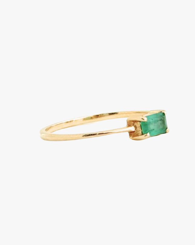 Anel com Esmeralda Retangular em Ouro Amarelo 18K