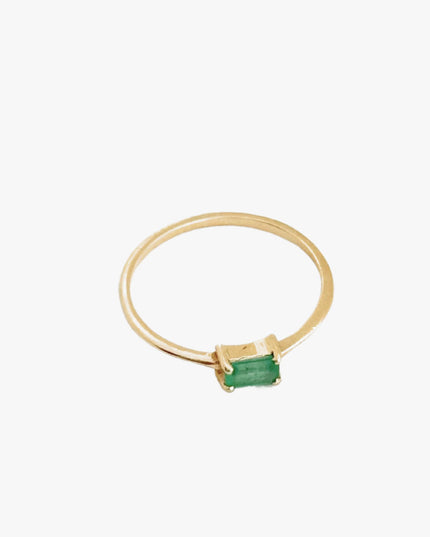 Anel com Esmeralda Retangular em Ouro Amarelo 18K