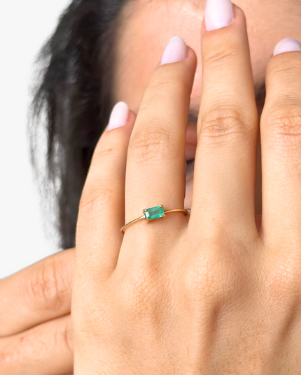 Anel com Esmeralda Retangular em Ouro Amarelo 18K