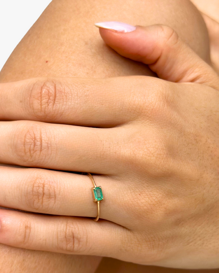 Anel com Esmeralda Retangular em Ouro Amarelo 18K