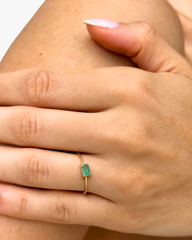 Anel com Esmeralda Retangular em Ouro Amarelo 18K