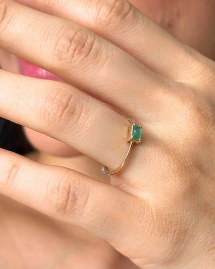 Anel com Esmeralda Retangular em Ouro Amarelo 18K