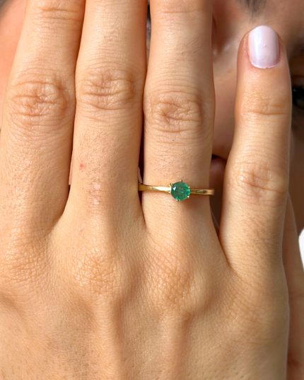 Anel com Esmeralda Redonda em Ouro Amarelo 18K