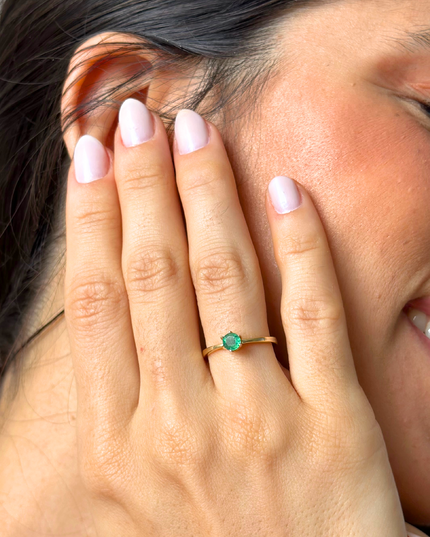 Anel com Esmeralda Redonda em Ouro Amarelo 18K