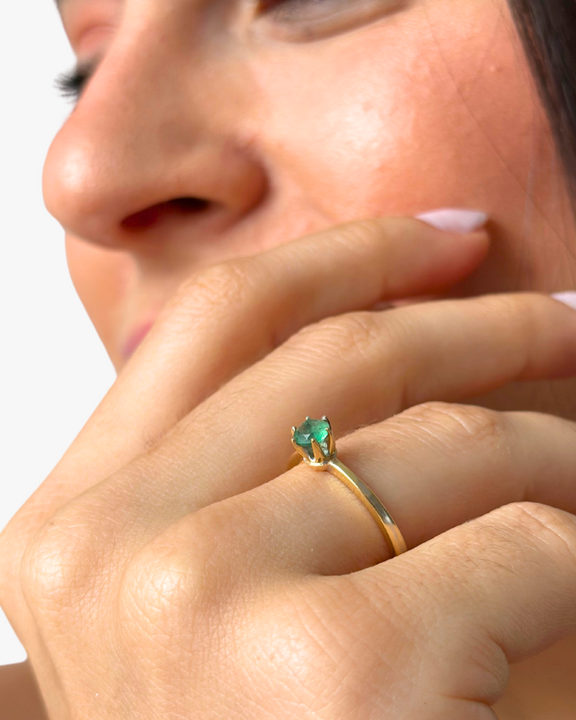 Anel com Esmeralda Redonda em Ouro Amarelo 18K