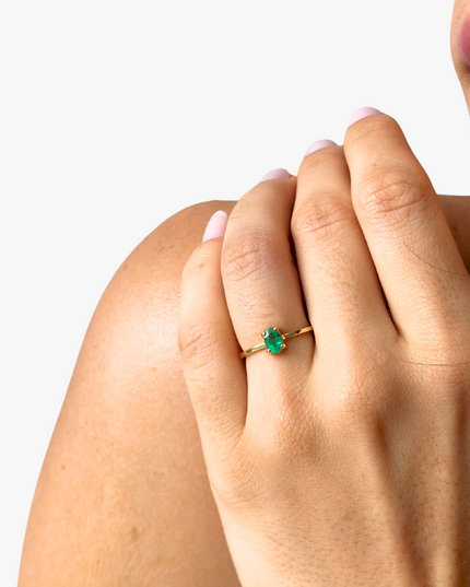 Anel com Esmeralda Oval em Ouro Amarelo 18K