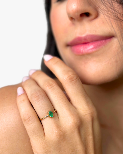 Anel com Esmeralda Oval em Ouro Amarelo 18K