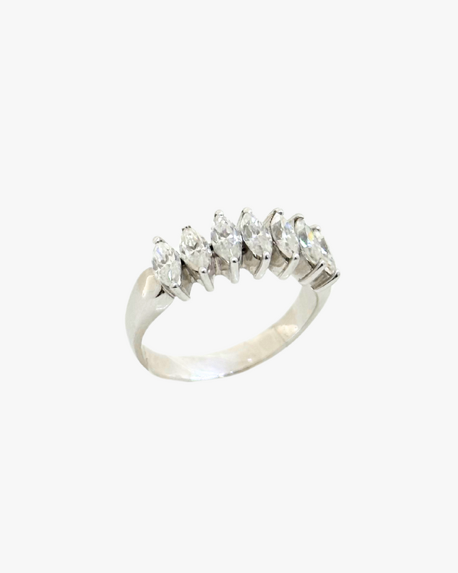 Meia Aliança Navete com  Diamantes em Ouro Branco 18K