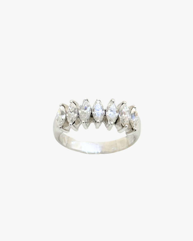 Meia Aliança Navete com  Diamantes em Ouro Branco 18K