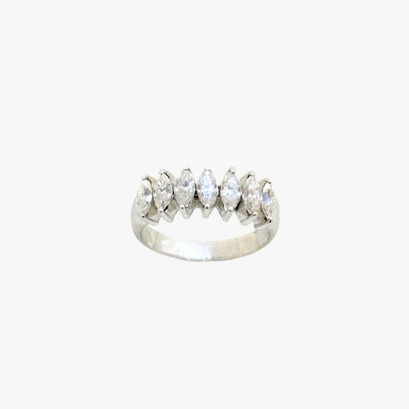 Meia Aliança Navete com  Diamantes em Ouro Branco 18K
