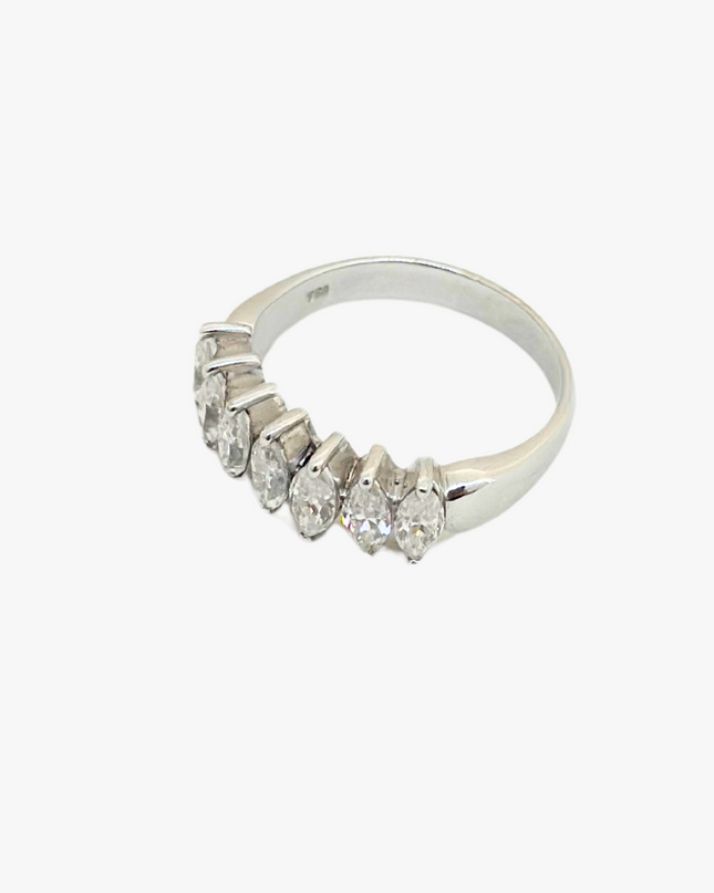 Meia Aliança Navete com  Diamantes em Ouro Branco 18K