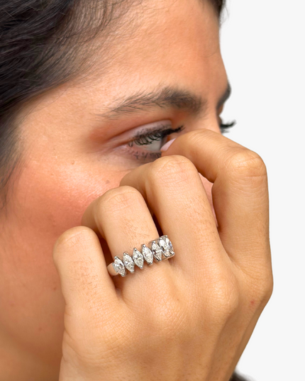 Meia Aliança Navete com  Diamantes em Ouro Branco 18K