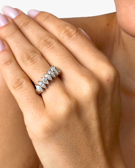 Meia Aliança Navete com  Diamantes em Ouro Branco 18K