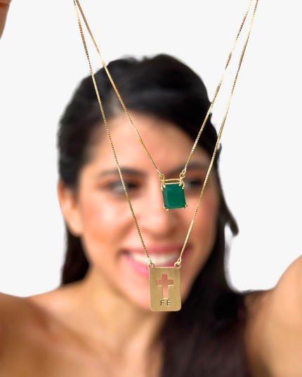 Escapulário Masculino Com  Pedra Crisoprásio em  Ouro Amarelo 18K