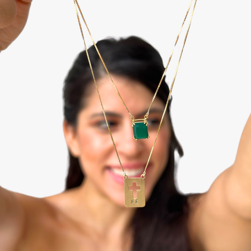 Escapulário Masculino Com  Pedra Crisoprásio em  Ouro Amarelo 18K