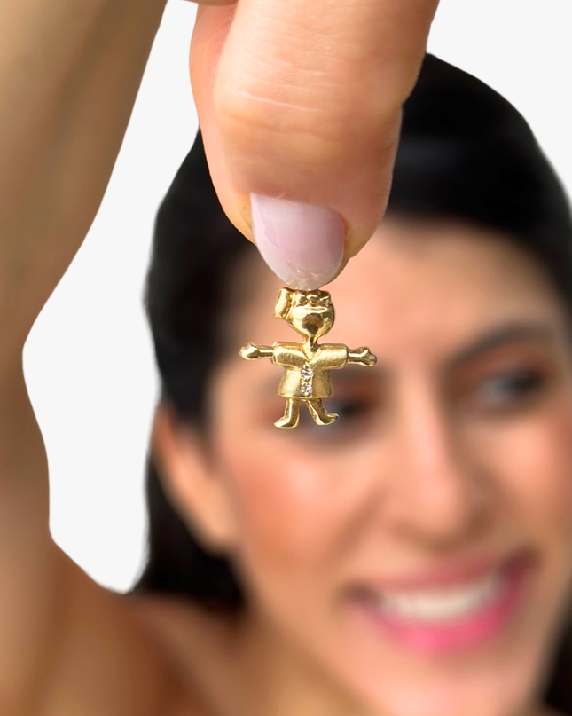 Pingente Menina Alto-Relevo com Diamantes em Ouro Amarelo 18K