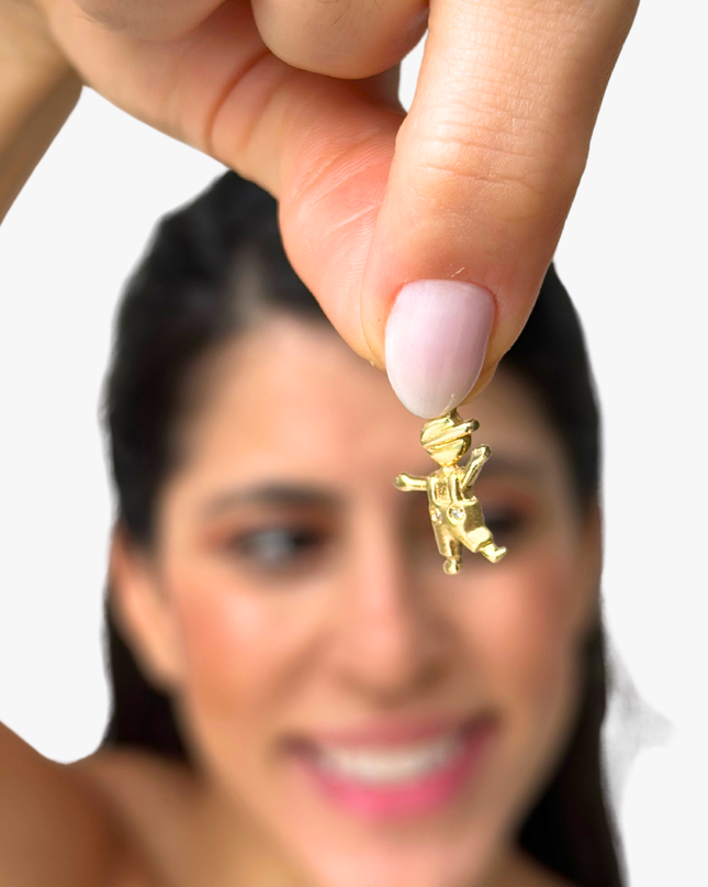Pingente Menino Alto-Relevo com Diamantes em Ouro Amarelo 18K