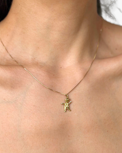 Pingente Menino Alto-Relevo com Diamantes em Ouro Amarelo 18K