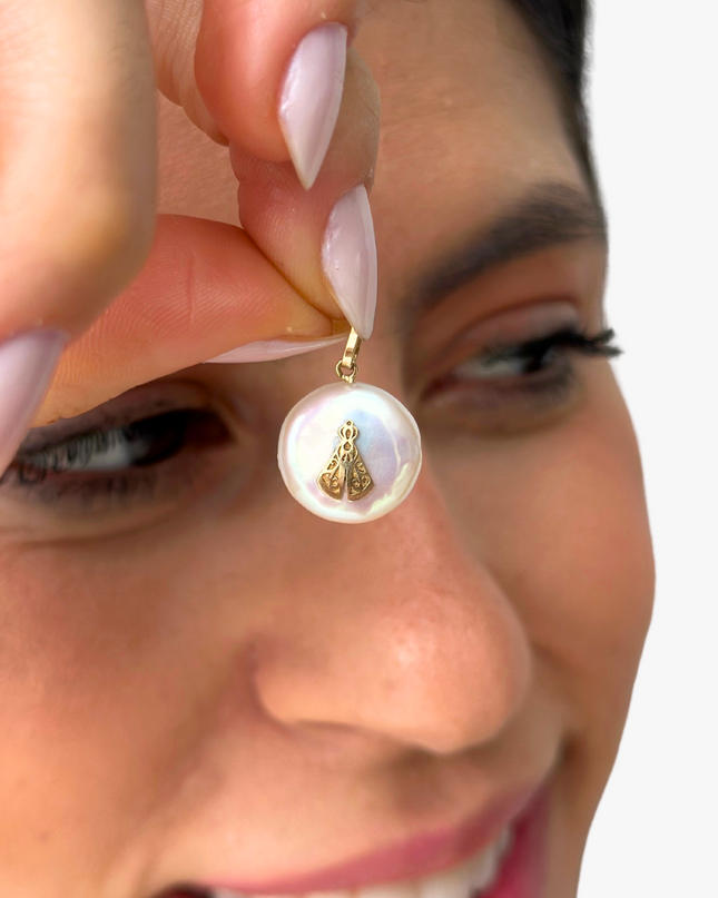 Pingente Nossa Senhora em  Ouro Amarelo 18K com  Madrepérola