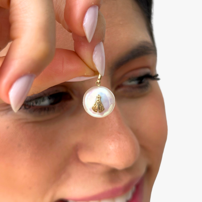 Pingente Nossa Senhora em  Ouro Amarelo 18K com  Madrepérola