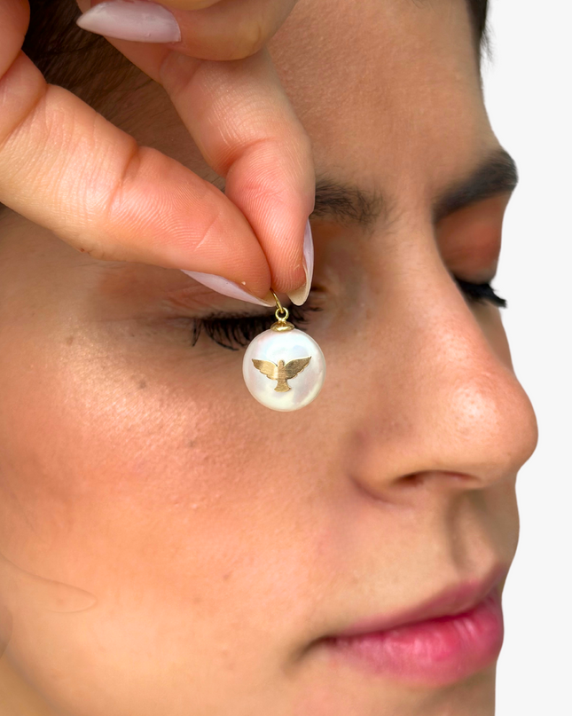 Pingente Espírito Santo em  Ouro Amarelo 18K com  Madrepérola