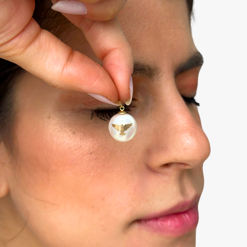 Pingente Espírito Santo em  Ouro Amarelo 18K com  Madrepérola