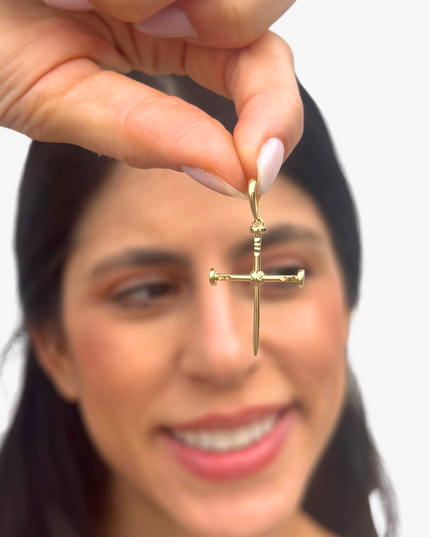 Pingente Cruz Pregos em Ouro Amarelo  18K