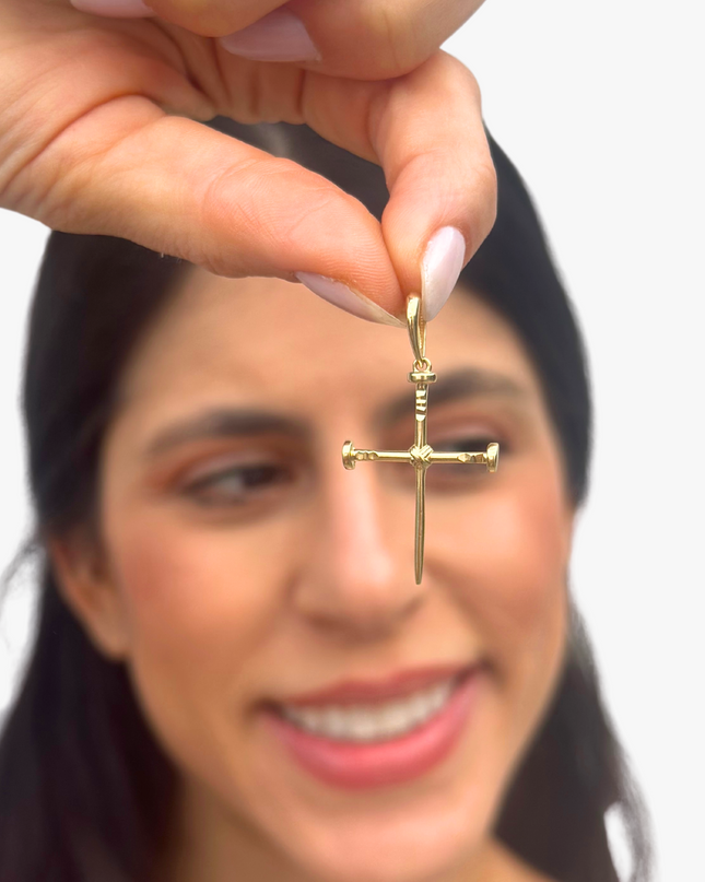 Pingente Cruz Pregos em Ouro Amarelo  18K