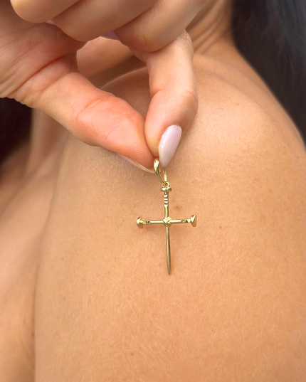 Pingente Cruz Pregos em Ouro Amarelo  18K