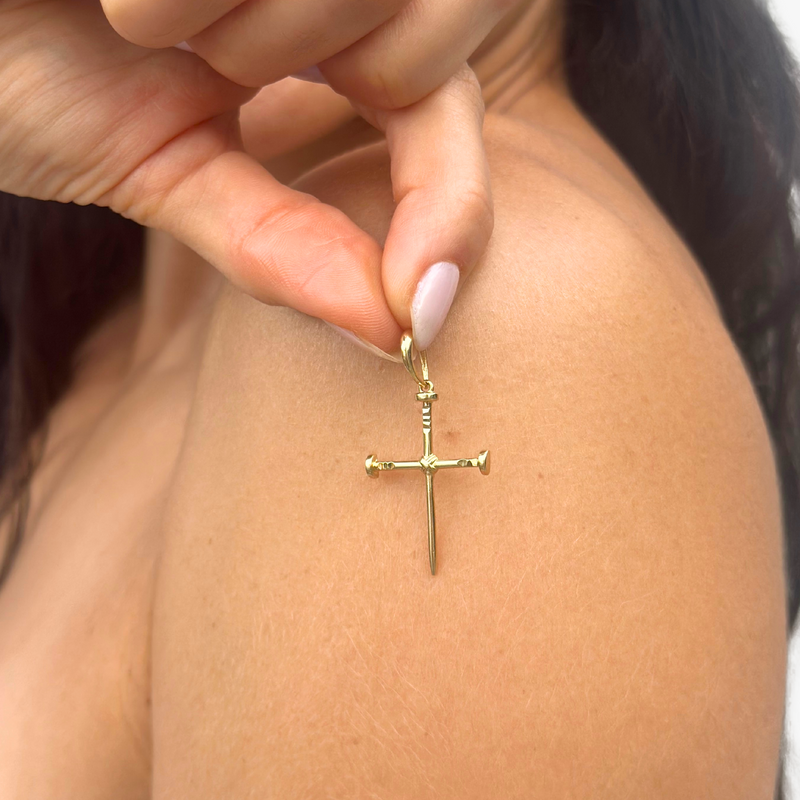 Pingente Cruz Pregos em Ouro Amarelo  18K