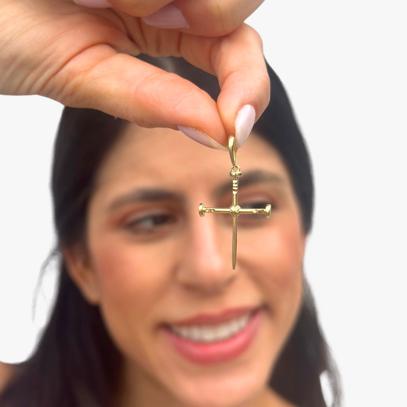 Pingente Cruz Pregos em Ouro Amarelo  18K