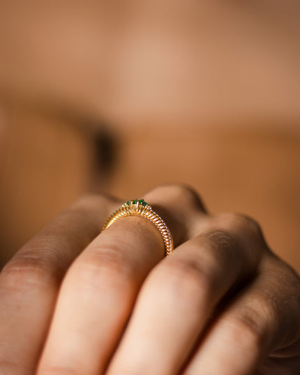 Brinco Gota de Esmeralda com Diamantes em Ouro Amarelo 18K