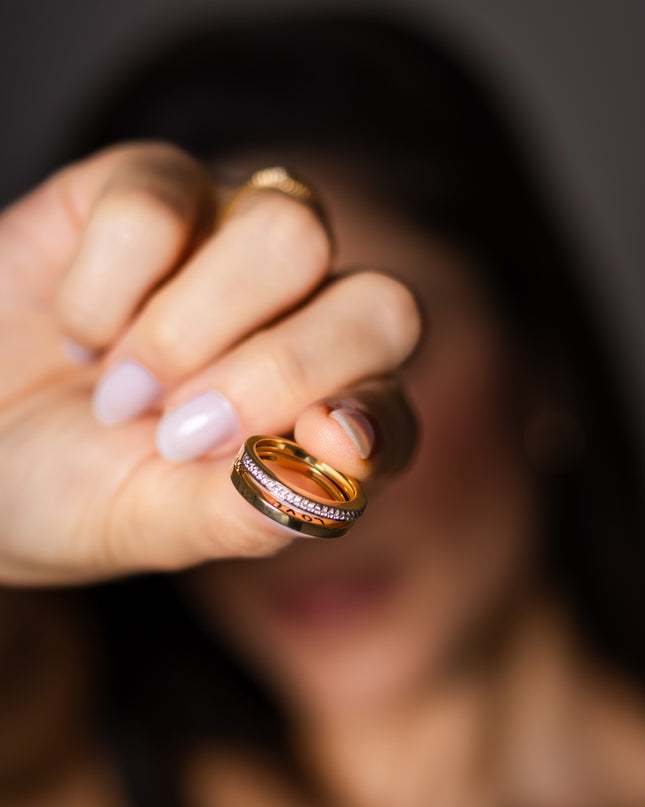 Anel Love You com Diamantes em Ouro Amarelo 18K