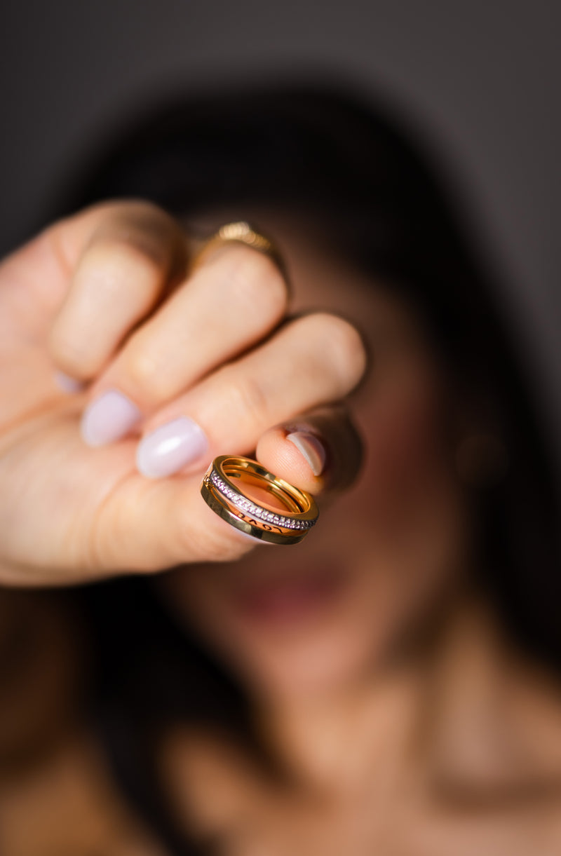 Anel Love You com Diamantes em Ouro Amarelo 18K