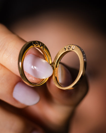 Anel Love You com Diamantes em Ouro Amarelo 18K