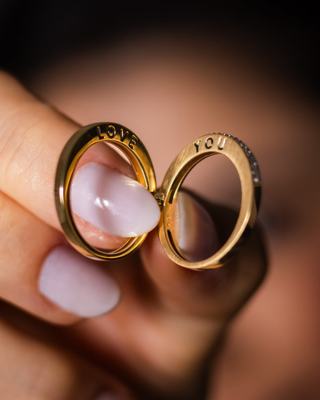Anel Love You com Diamantes em Ouro Amarelo 18K