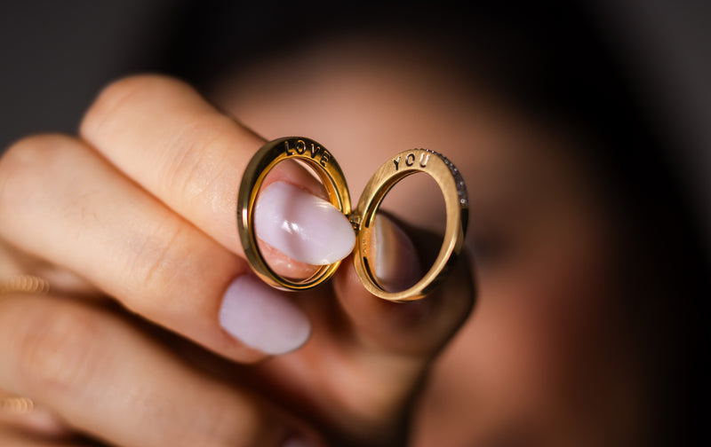 Anel Love You com Diamantes em Ouro Amarelo 18K