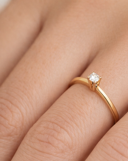 Anel Solitário Clássico com Brilhante